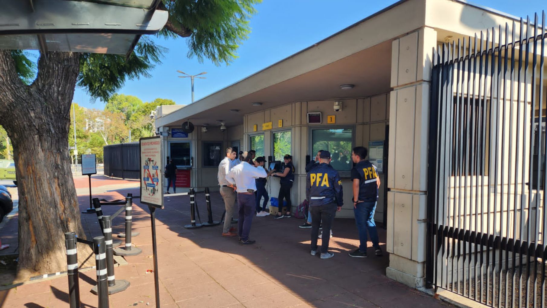 Dos hechos de tensión en la embajada de Brasil y  en la de Israel